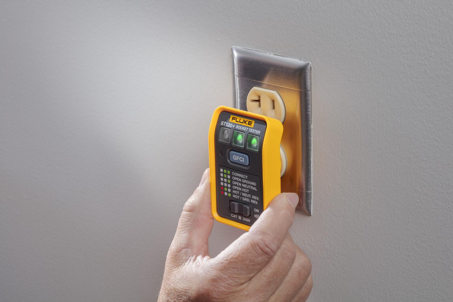 person testing a electrical socket with Fluke ST120+
